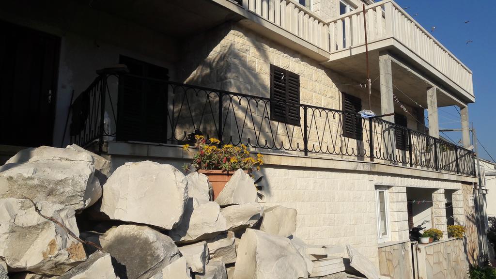 Apartments Nikola Pucisca Exterior photo